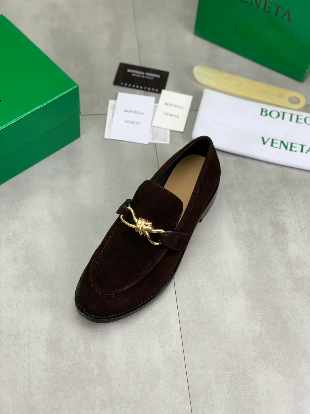 Men's shoes 💰P820 [New model] (genuine leather outsole) water-dyed cow lining 💰High-quality business couple leather shoes 💎💎💎 BOTTEGA VENETA official website synchronizes the latest top version of BV in the market, accept material comparison, shoe type comparison, process comparison, practical and textured, versatile and suitable for any occasion, the more you look at it, the more flavorful it becomes. Purely hand-knitted craftsmanship - Upper material, calfskin imported from Italy 🇮🇹 - High-quality water-dyed cowhide lining - Original private model customized leather outsole -Size: Female 35-39 (40 ordered) Male 39-44 (38 45 can be customized) Color: Multiple colors available